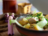 Салат из курицы и картофеля