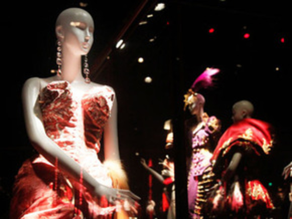 Звезды на открытии выставки Dior в Париже (ФОТО)