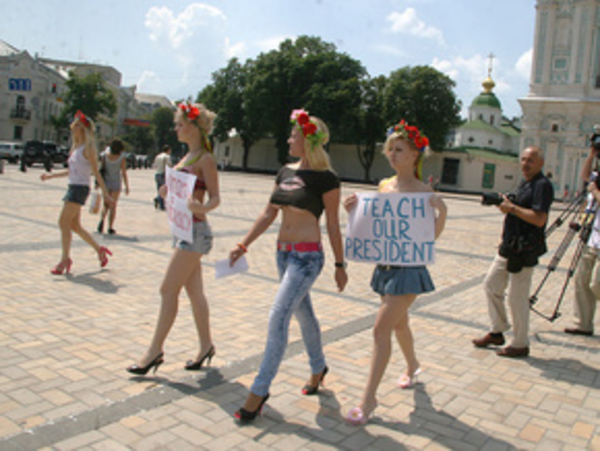 FEMEN топлес попросили защиты у Хиллари