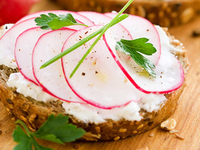 Бутерброд с сыром и редисом