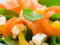 Салат с морковью и шпинатом