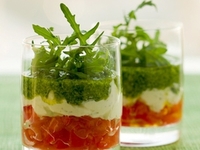 Закуска из томатов, сыра и песто