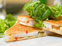 Тост с морскими гребешками и салатом