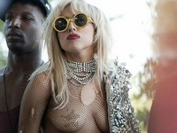 Самый рискованный наряд Lady Gaga: мини-шорты, сеточка и ничего более (ФОТО)