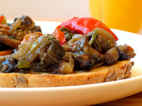 Острые баклажаны с грибами и сладким перцем