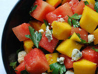 Арбузно-манговый салат с голубым сыром