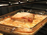 Тушенная свинина с грибами в сливочном соусе