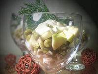 Салат с кальмарами и зелёным горошком