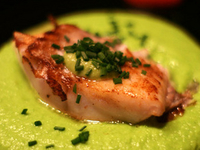 Дорада с муссом-пюре из зеленого горошка