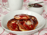 Сырники с калиновым соусом