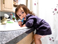 Когда начинать чистить зубы ребенку?