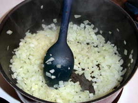 Как правильно пассеровать лук и коренья?