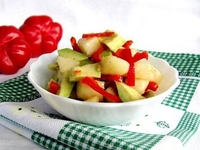 Салат из авокадо, груши и перца