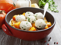 Куриные фрикадельки с тыквой и яблоками