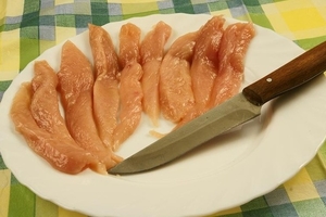 Макароны с птицей в красном соусе