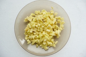 Оладьи с яблоками и ежевичным джемом