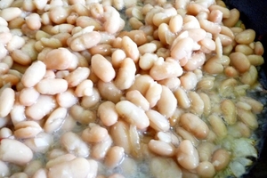 Острая фасоль с томатами