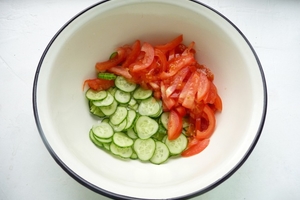 Овощной салат с рыбой