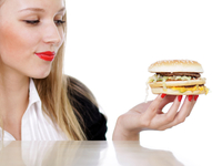 Более 13% женщин регулярно объедаются