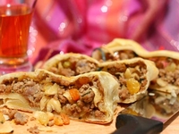Турецкие пироги с мясом, изюмом и кедровыми орехами
