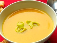 Тыквенный суп с гренками и тыквенными семечками