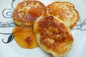 Творожные оладьи с яблоками