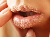 Как избежать трещинок на губах в холодное время года