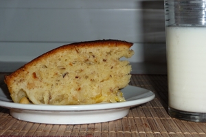 Йогуртовый пирог с орехами и фруктами