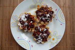 Корзиночки с клюквой и орехами