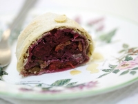 Вишнево-миндальный струдель