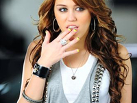 Майли Сайрус курит марихуану