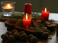 Свечи в сервировке новогоднего стола