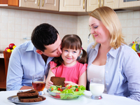 Как приучить ребенка питаться правильно