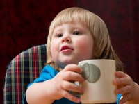 Как научить ребенка пить из чашки