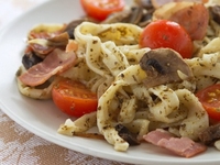 Домашняя лапша с беконом и грибами
