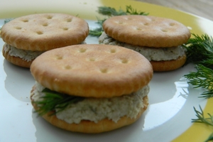 Крекеры с начинкой из курицы и грибов