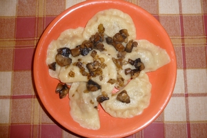 Постные вареники с капустой и грибным гарниром