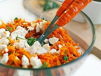 Салат из моркови с фетой и зеленью