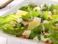 Какие салаты можно приготовить из курицы?