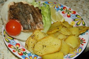 Форель с запеченным картофелем