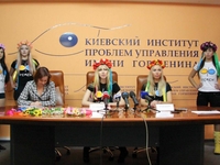 FEMEN телами прикрыли дороги Днепропетровска