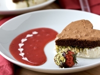 Делаем украшения из соуса: Клубничные сердечки