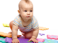 Малыш начинает ползать