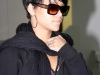 Рианна расправилась с папарацци в новом клипе