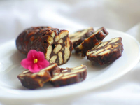 Шоколадная колбаса с орехами