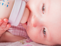 Когда давать ребенку коровье молоко