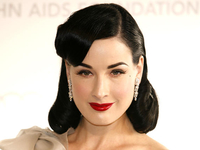 Соблазнительная Дита фон Тиз в рекламе авто