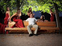 Почему мужчины непристойно домогаются?