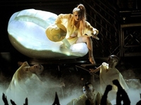 Lady Gaga в яйце прибыла на церемонию GRAMMY