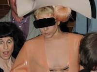 Lady Gaga облачилась в пластик
